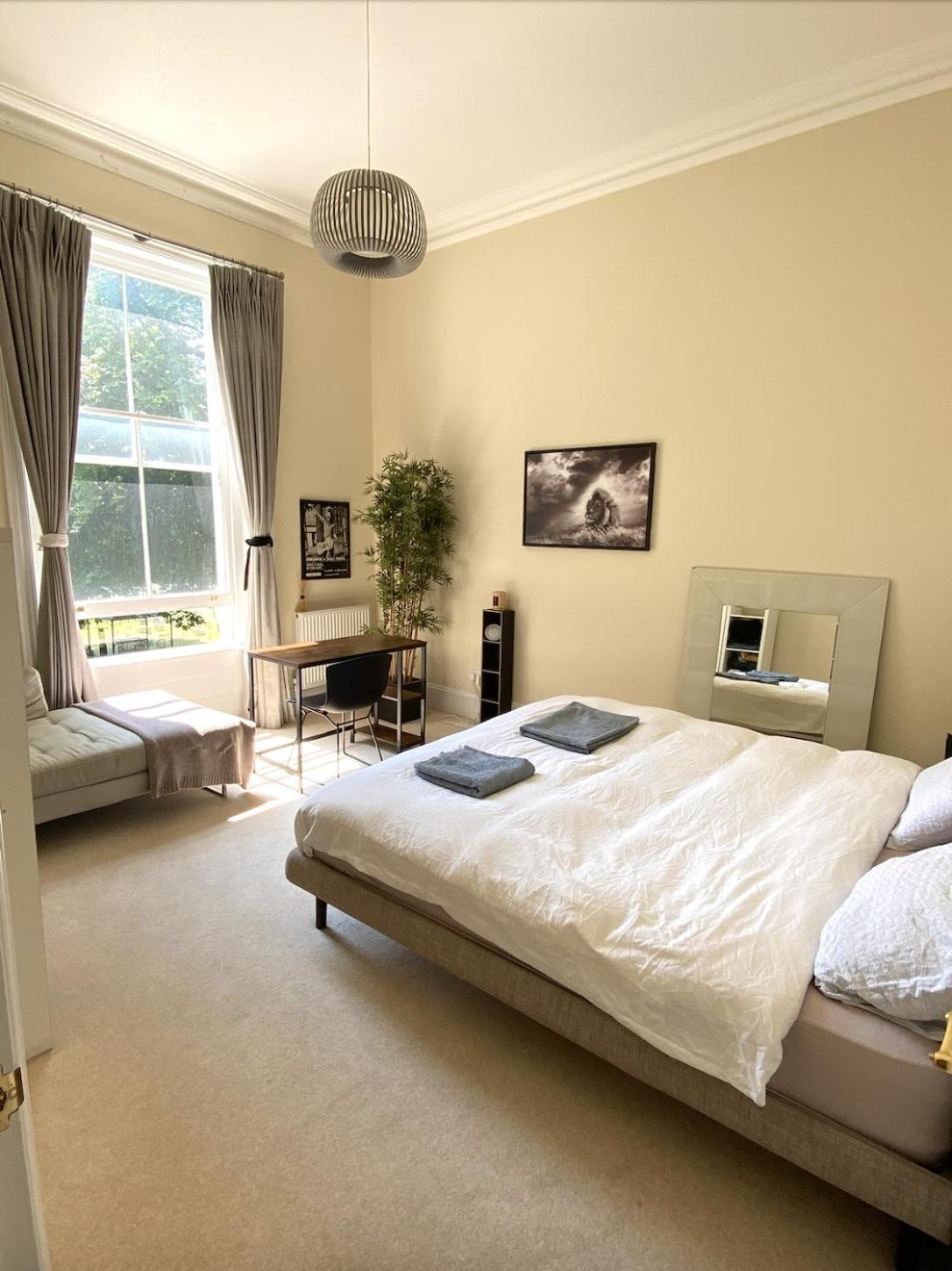 Spacious Flat In Holland Park London