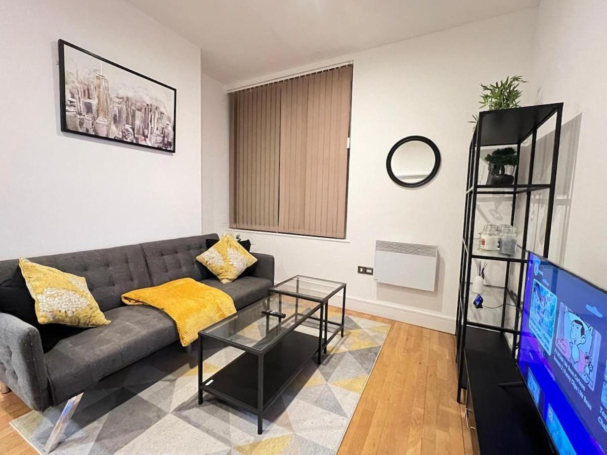 Lovely High Street 30 Seconds From Station Apartment