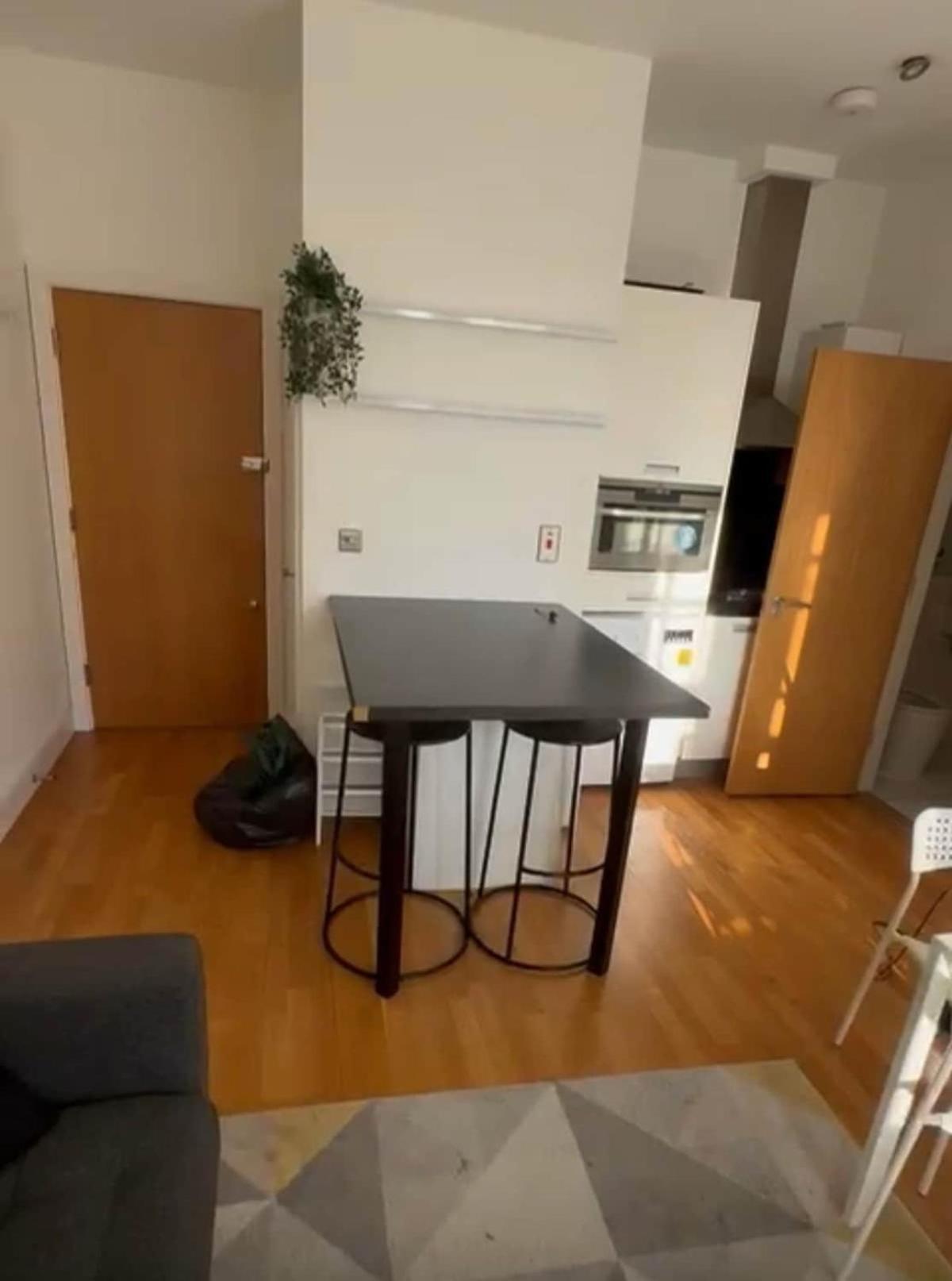 Apartment Lovely High Street 30 Seconds From Station London