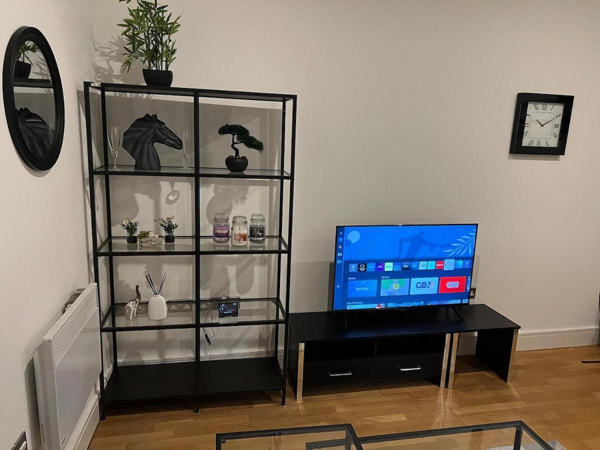 Apartment Lovely High Street 30 Seconds From Station *