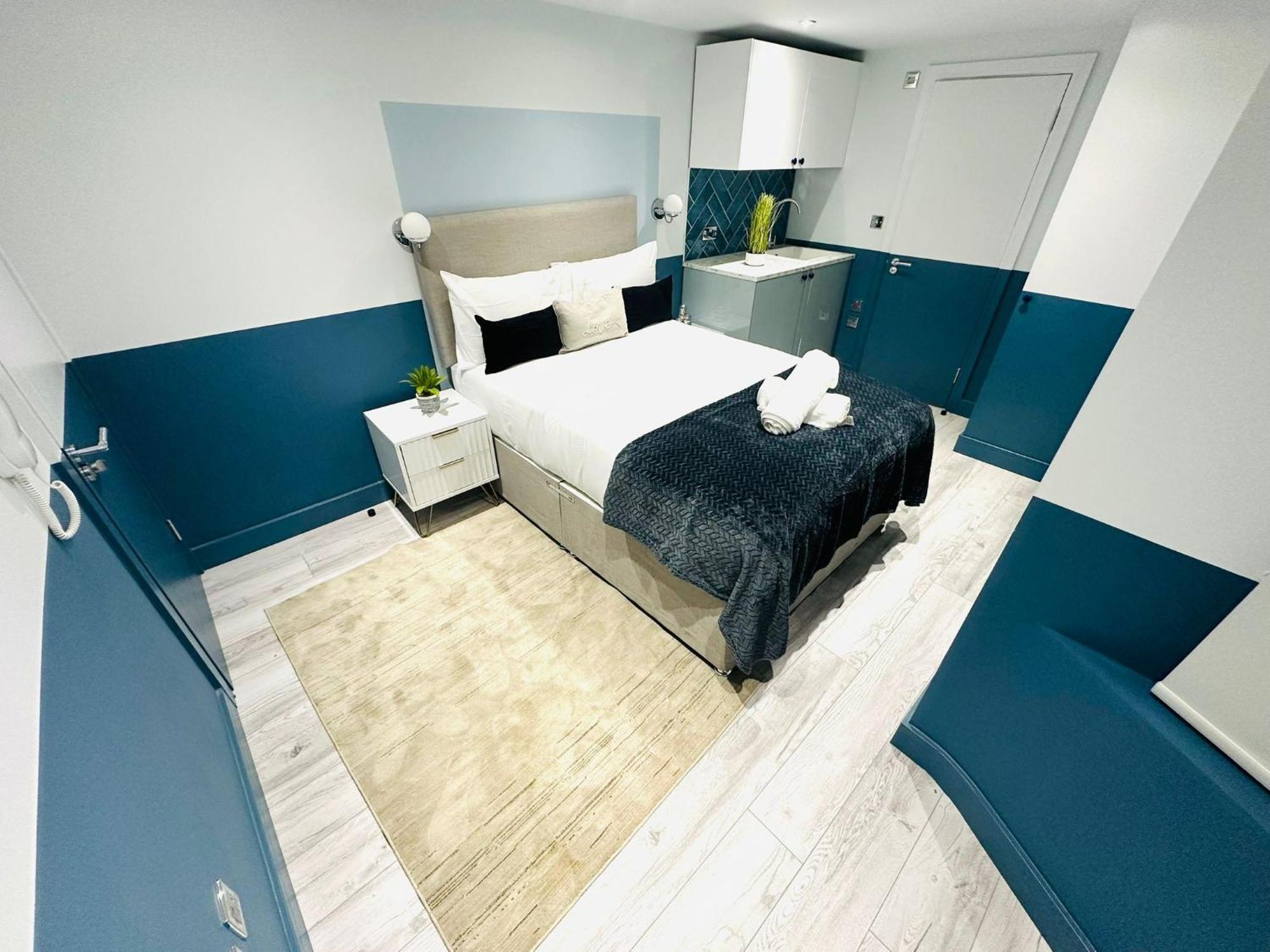 Holly B Mini Great Location For Tourist!!! *