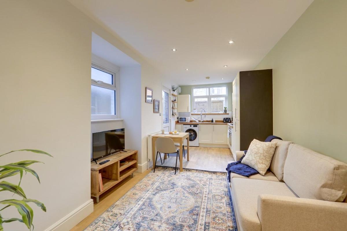 Apartment Stylish 2-bed Near Station-wifi London