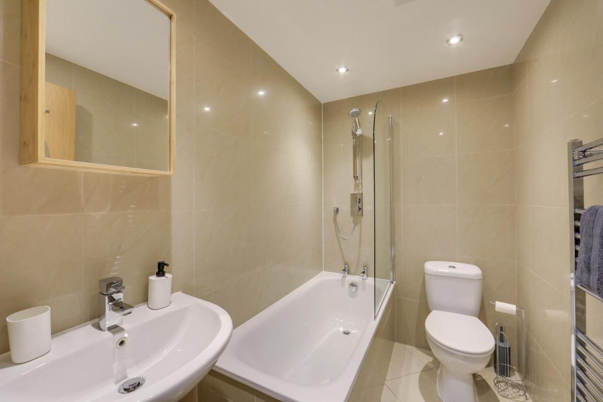 Stylish 2-bed Near Station-wifi * London
