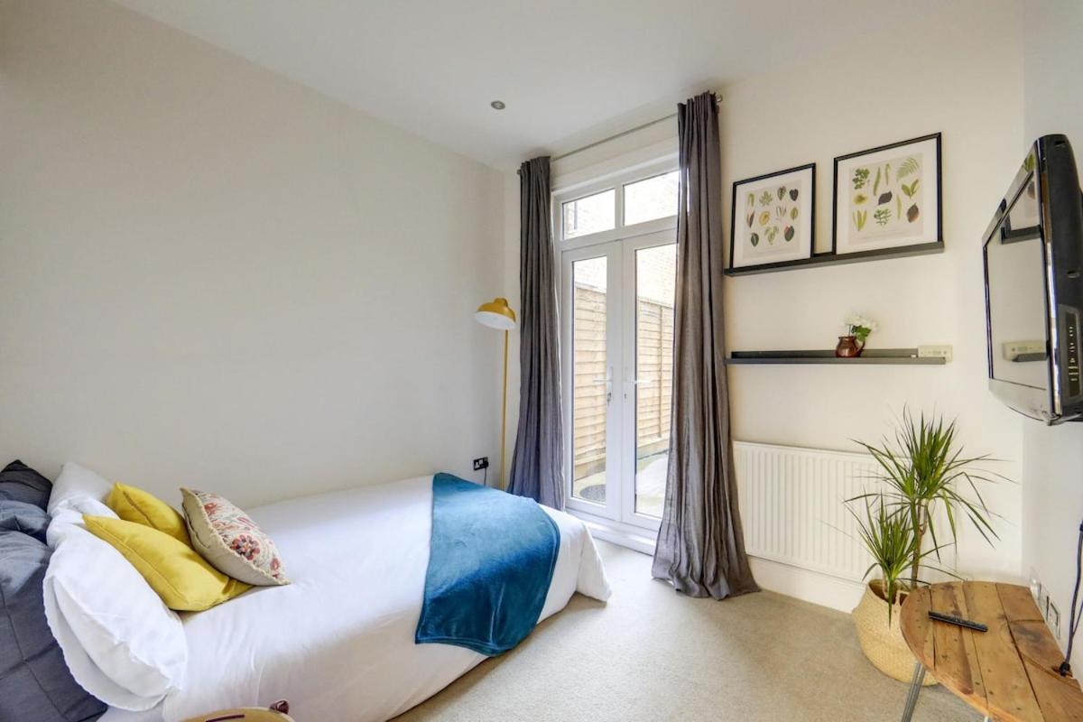 Stylish 2-bed Near Station-wifi Apartment London