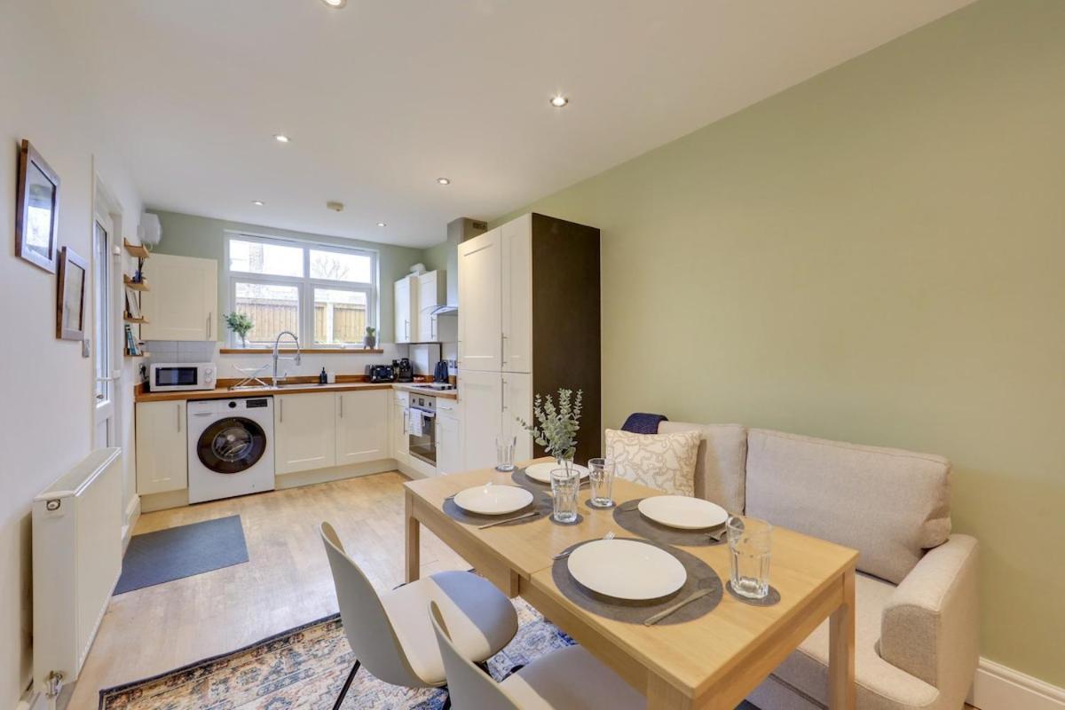 Apartment Stylish 2-bed Near Station-wifi London