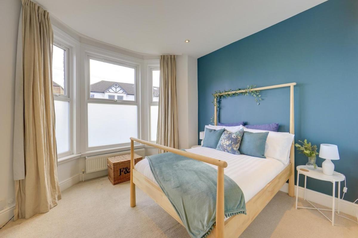 Apartment Stylish 2-bed Near Station-wifi London