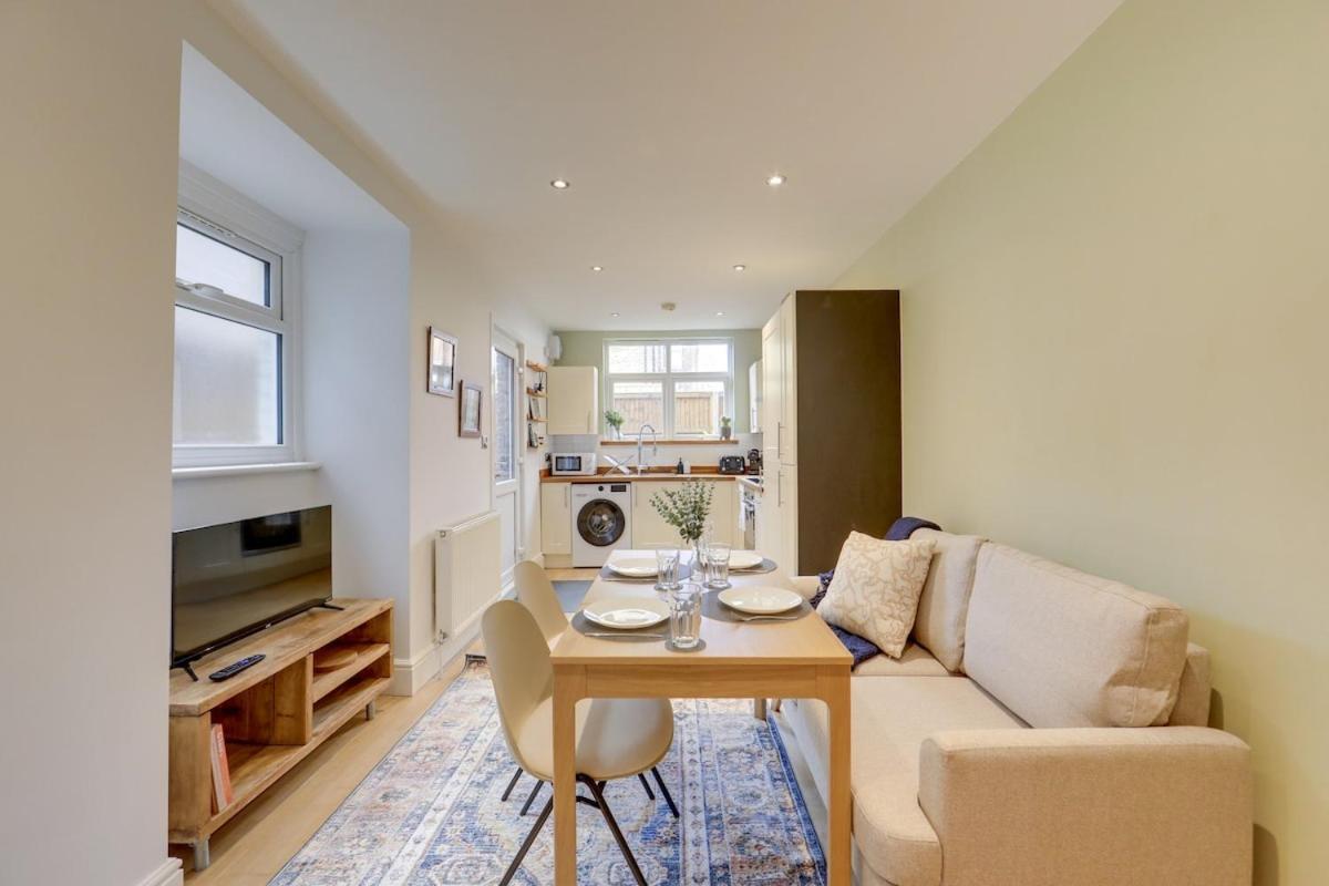 Stylish 2-bed Near Station-wifi * London