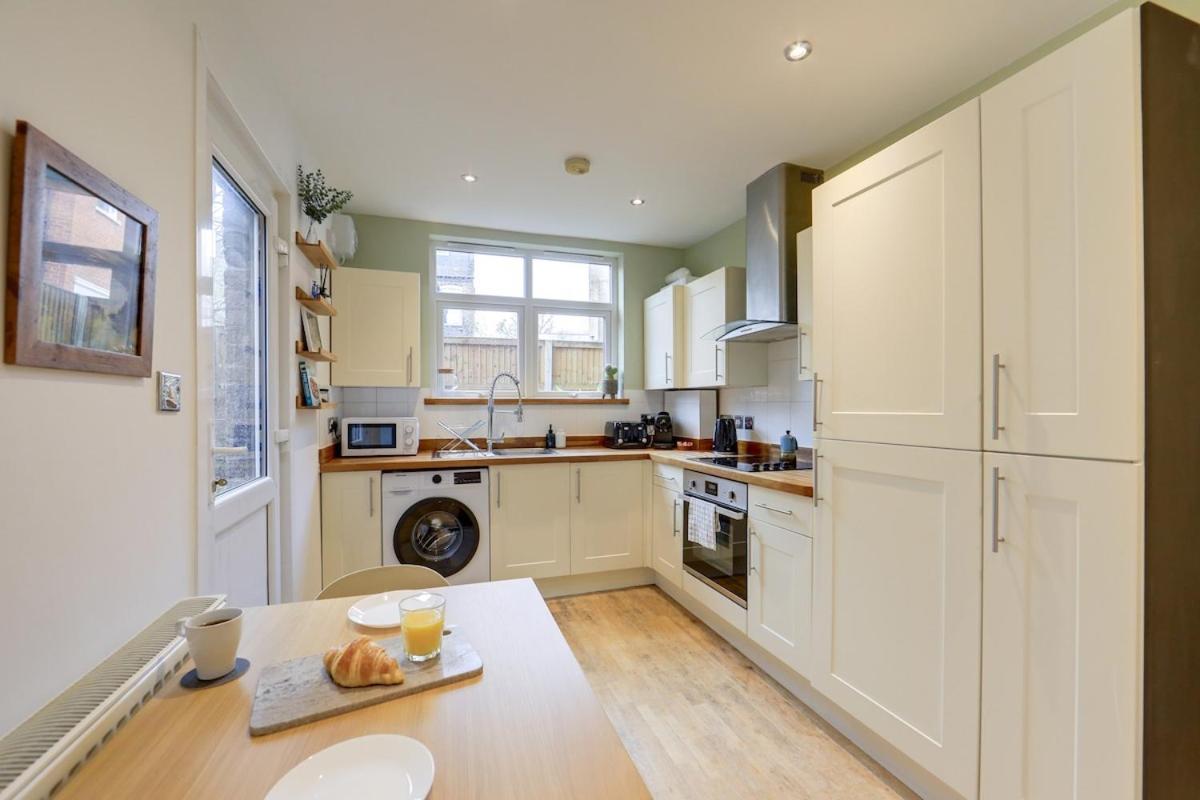 Stylish 2-bed Near Station-wifi Apartment *