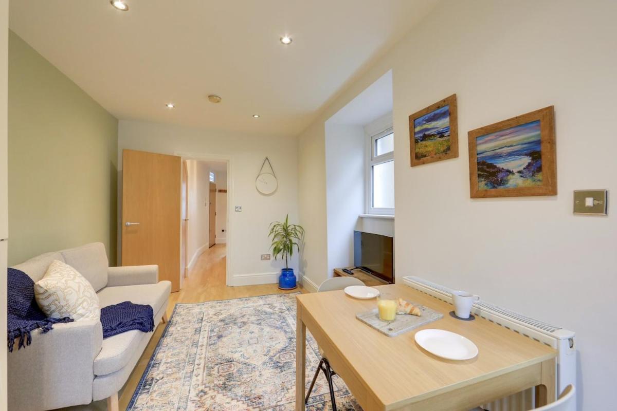 Stylish 2-bed Near Station-wifi * London