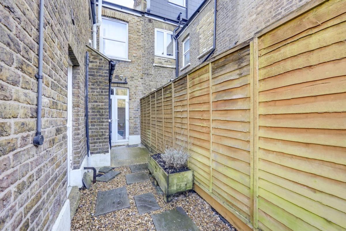 Stylish 2-bed Near Station-wifi London