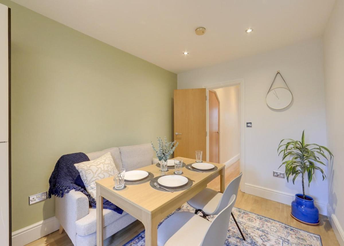Stylish 2-bed Near Station-wifi Apartment