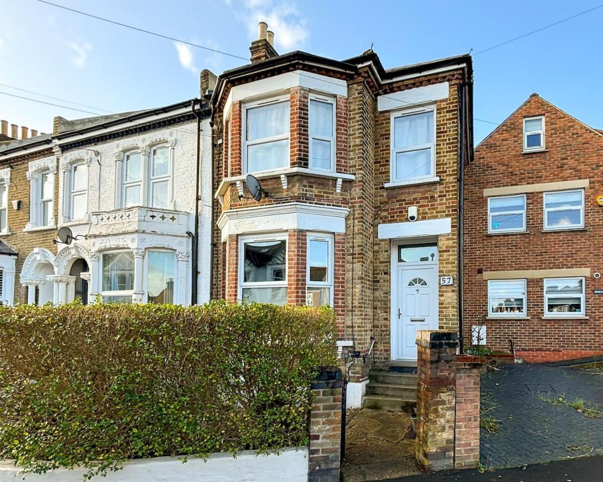Stylish 2-bed Near Station-wifi Apartment London