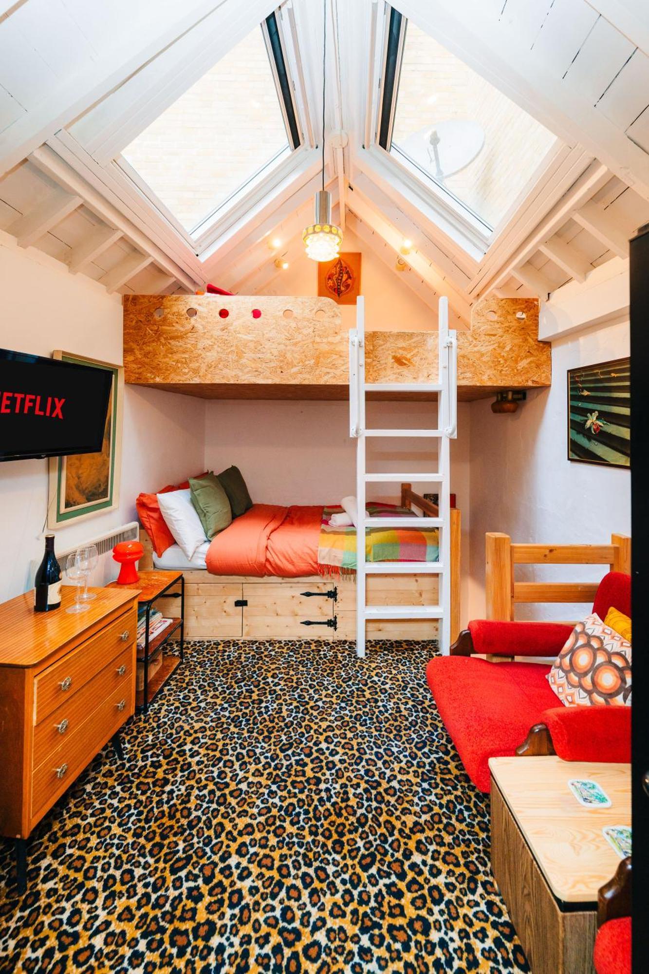Quirky And Cosy Soho Stables House *