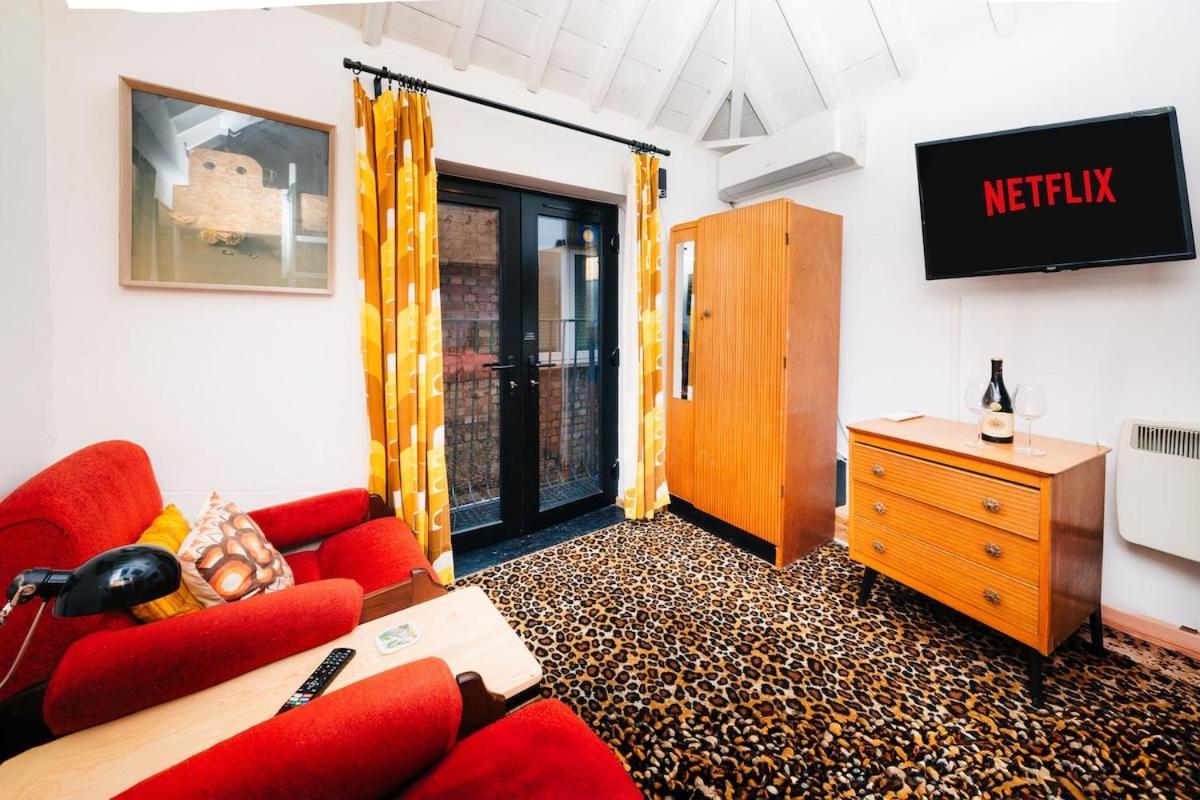 Quirky And Cosy Soho Stables House *