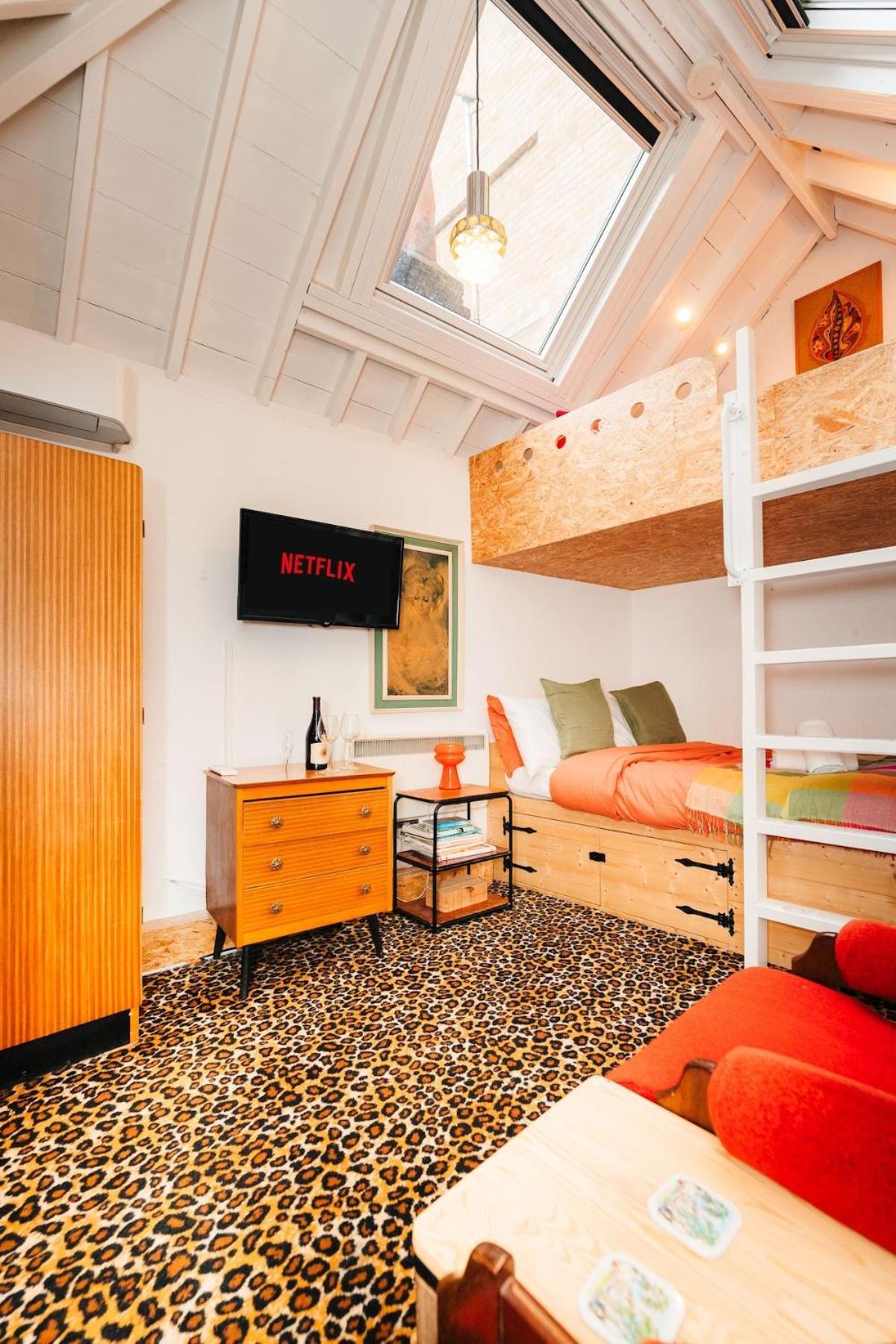 Quirky And Cosy Soho Stables House Apartment