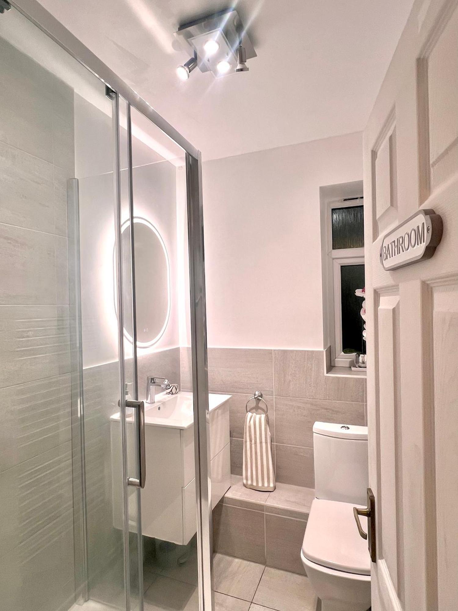 Central City 3 Minutes To Tower Of London Trendy Shoreditch Recently Refurbished 3 Bedrooms Sleeps 8
