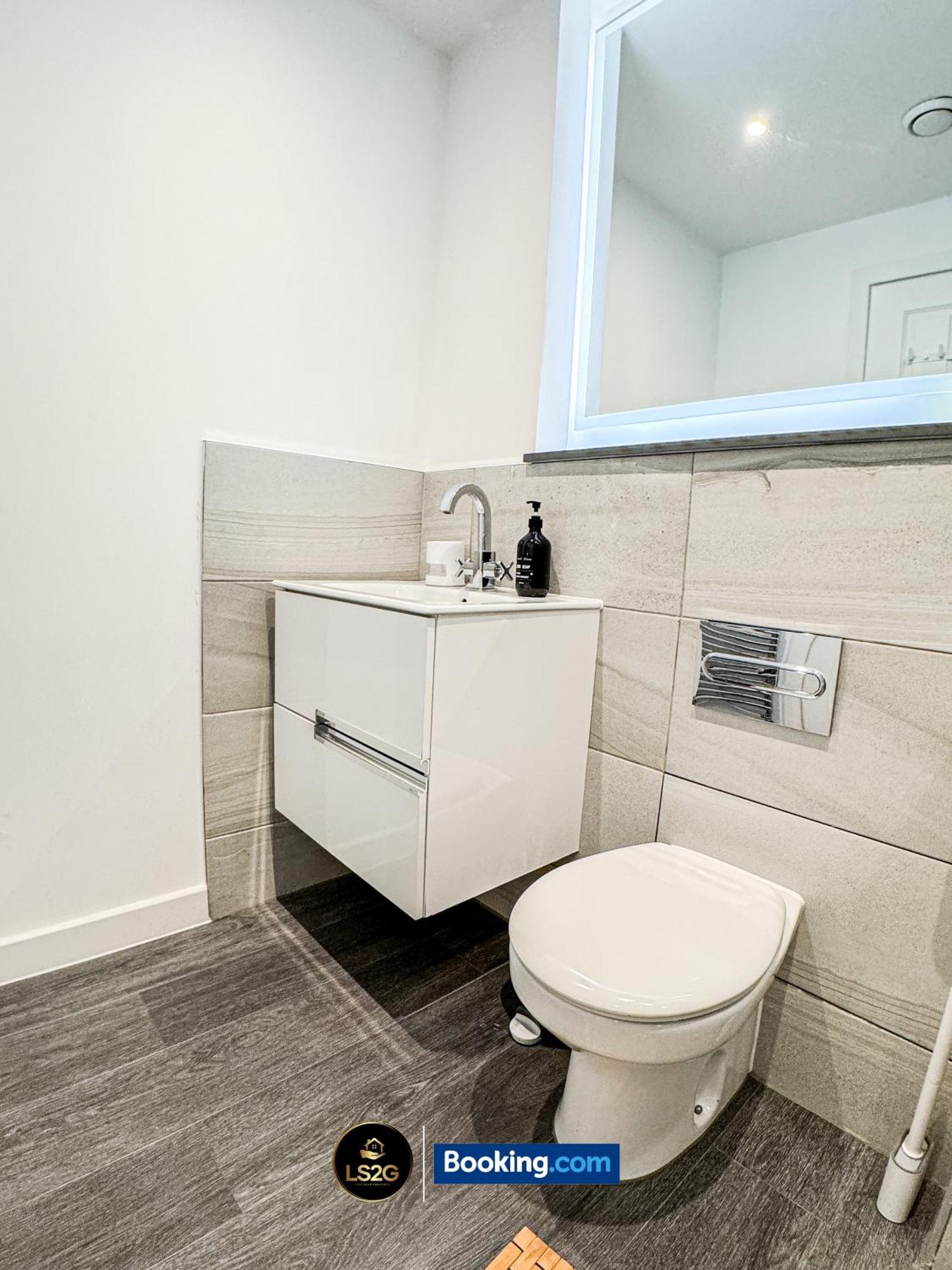 Apartment 2 Bedroom Flat By Ls2g Short Lets & Serviced Greater With Free Parking *