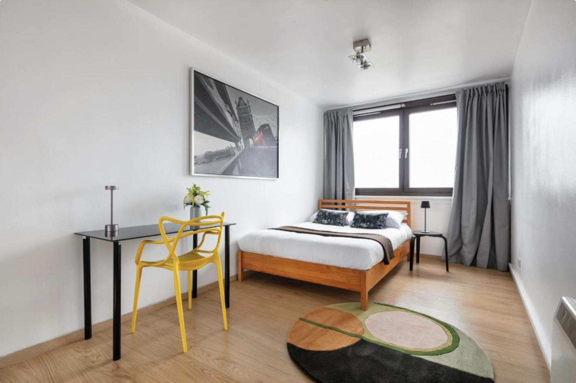 View Hackney High End 3-bedroom Flat Long Term *