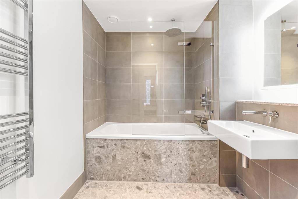 Synergy Bloom Nine Elms Apartment *