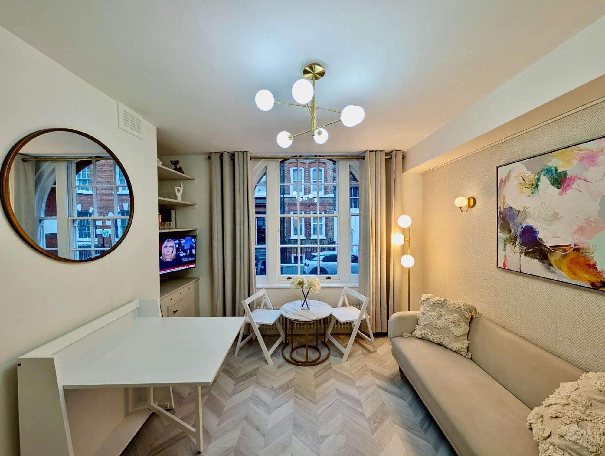 Stunning Flat In Apartment *