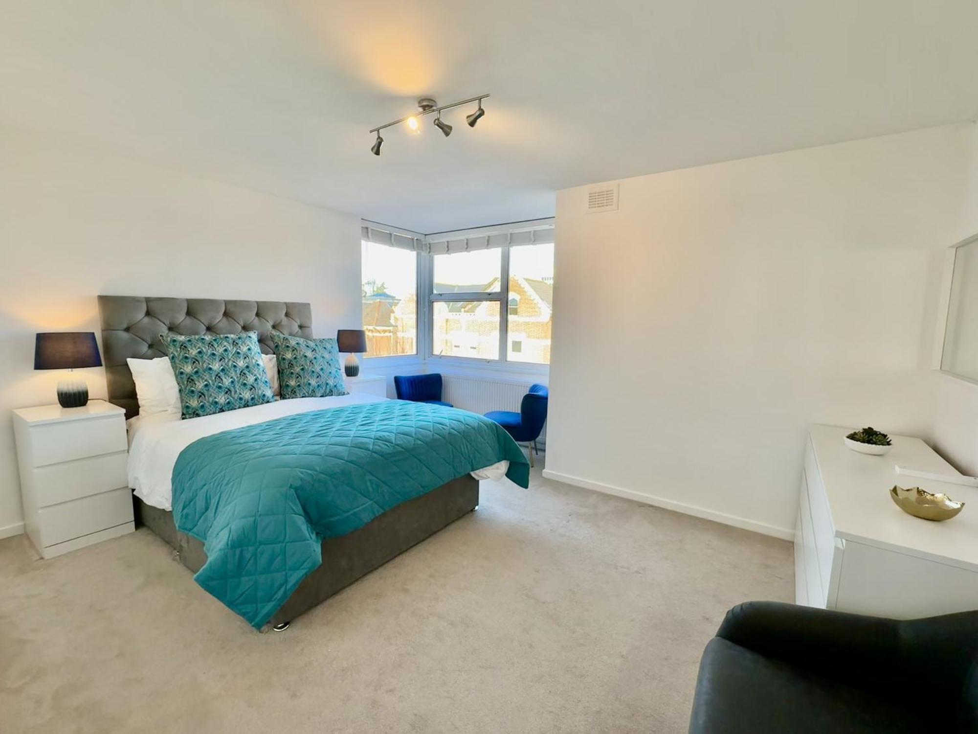 Bright In Putney Apartment