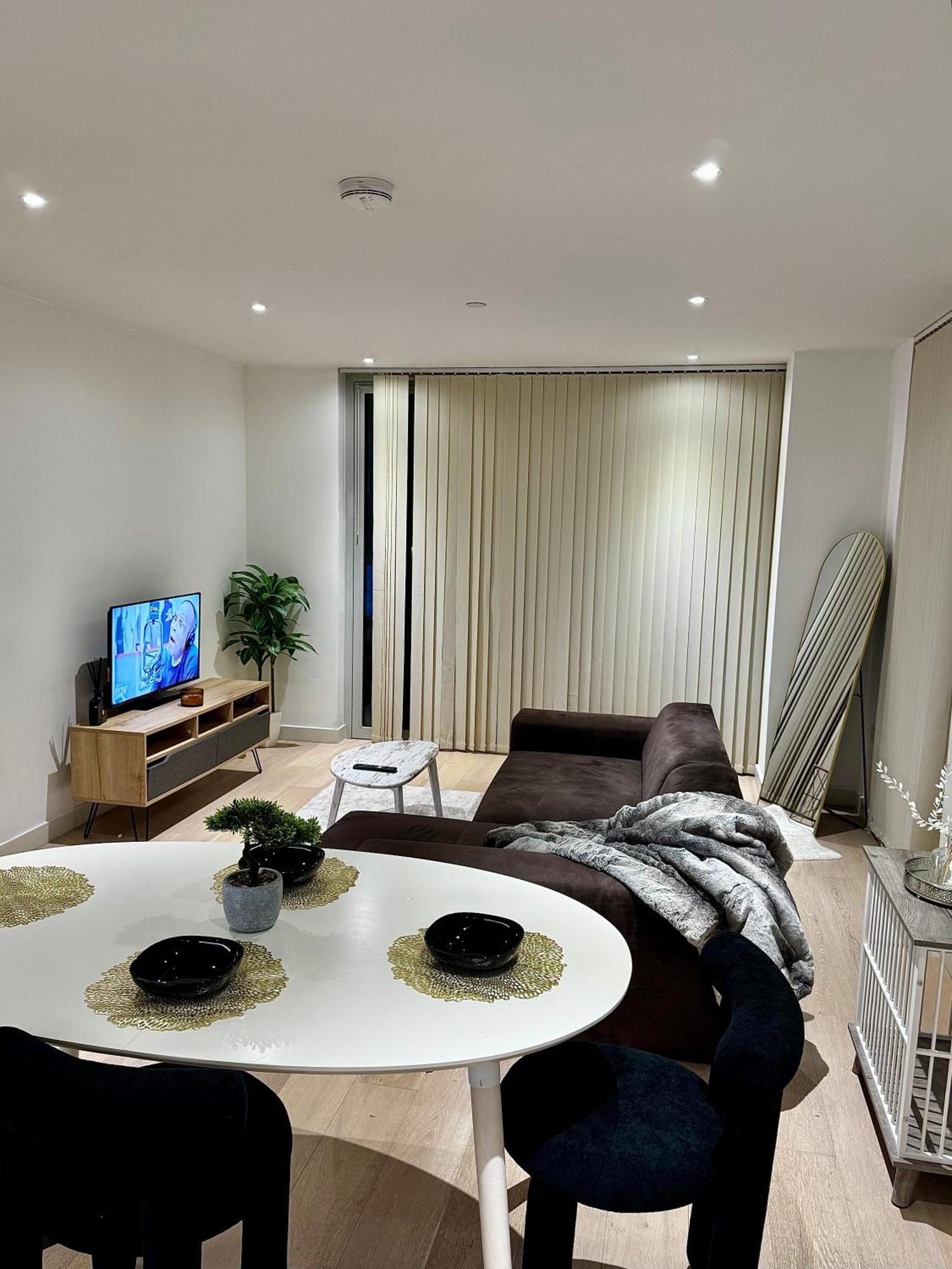 Stunning Lux 2 Bed In Royal Wharf Apartment *