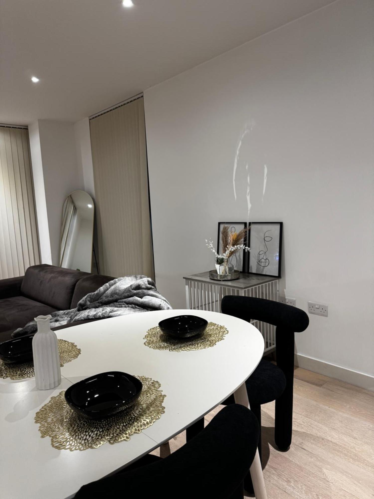 Stunning Lux 2 Bed In Royal Wharf *
