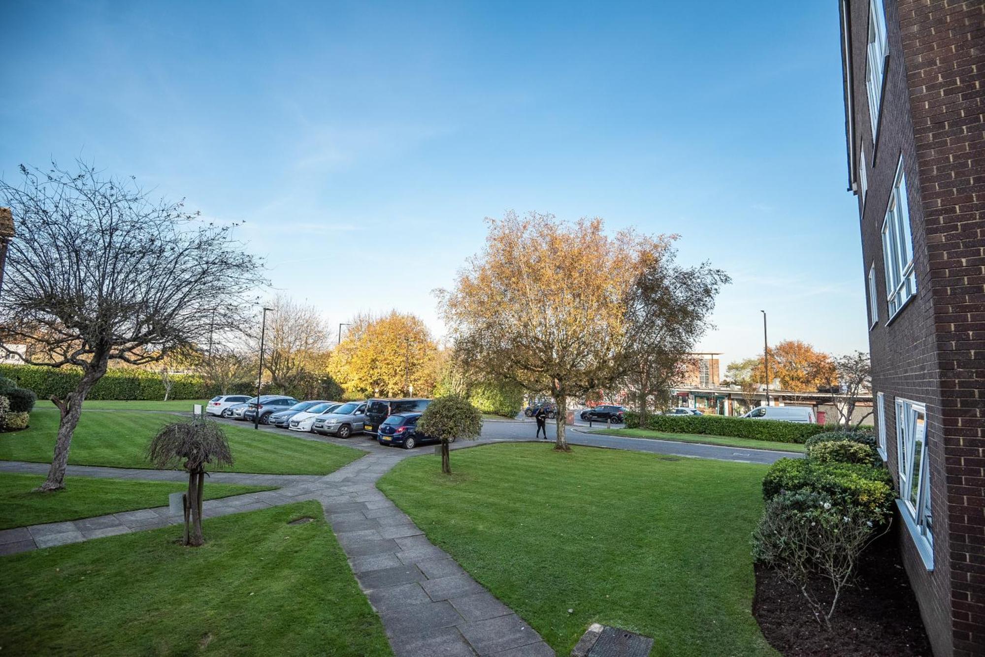 Spacious2br-balcony-parking-25mincentrallondon Apartment *