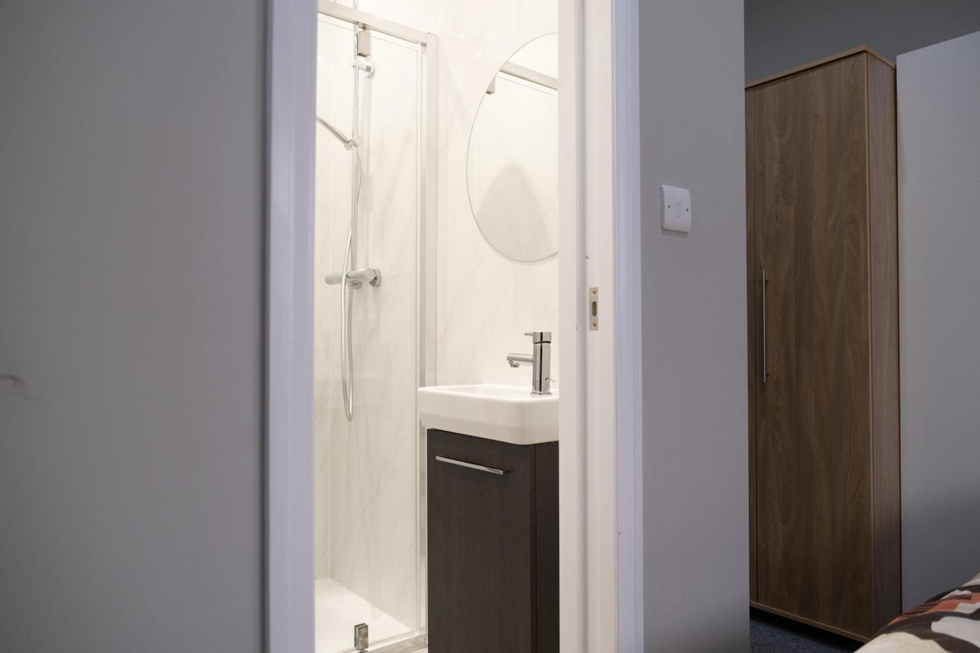 Spacious 2 Bed 2 Bath With Free Parking For 2 Cars And Underground Station Zone 2 For Quick Access To Up To 10 Guests Apartment