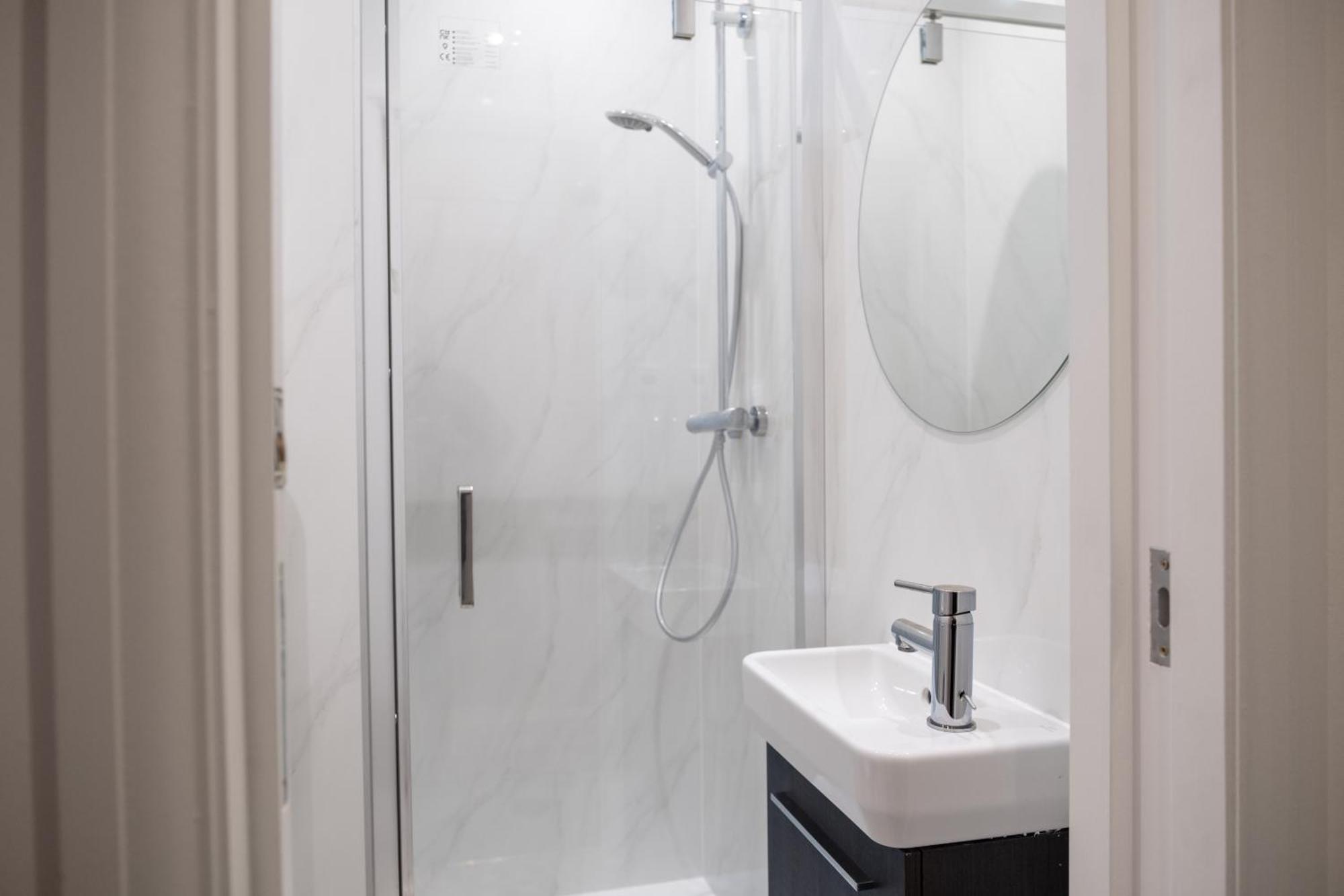 Spacious 2 Bed 2 Bath With Free Parking For 2 Cars And Underground Station Zone 2 For Quick Access To Up To 10 Guests Apartment *