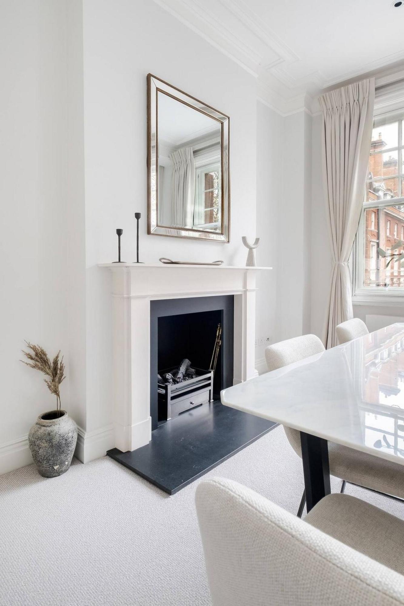 Exquisite Single-level Knightsbridge Flat Wlift London