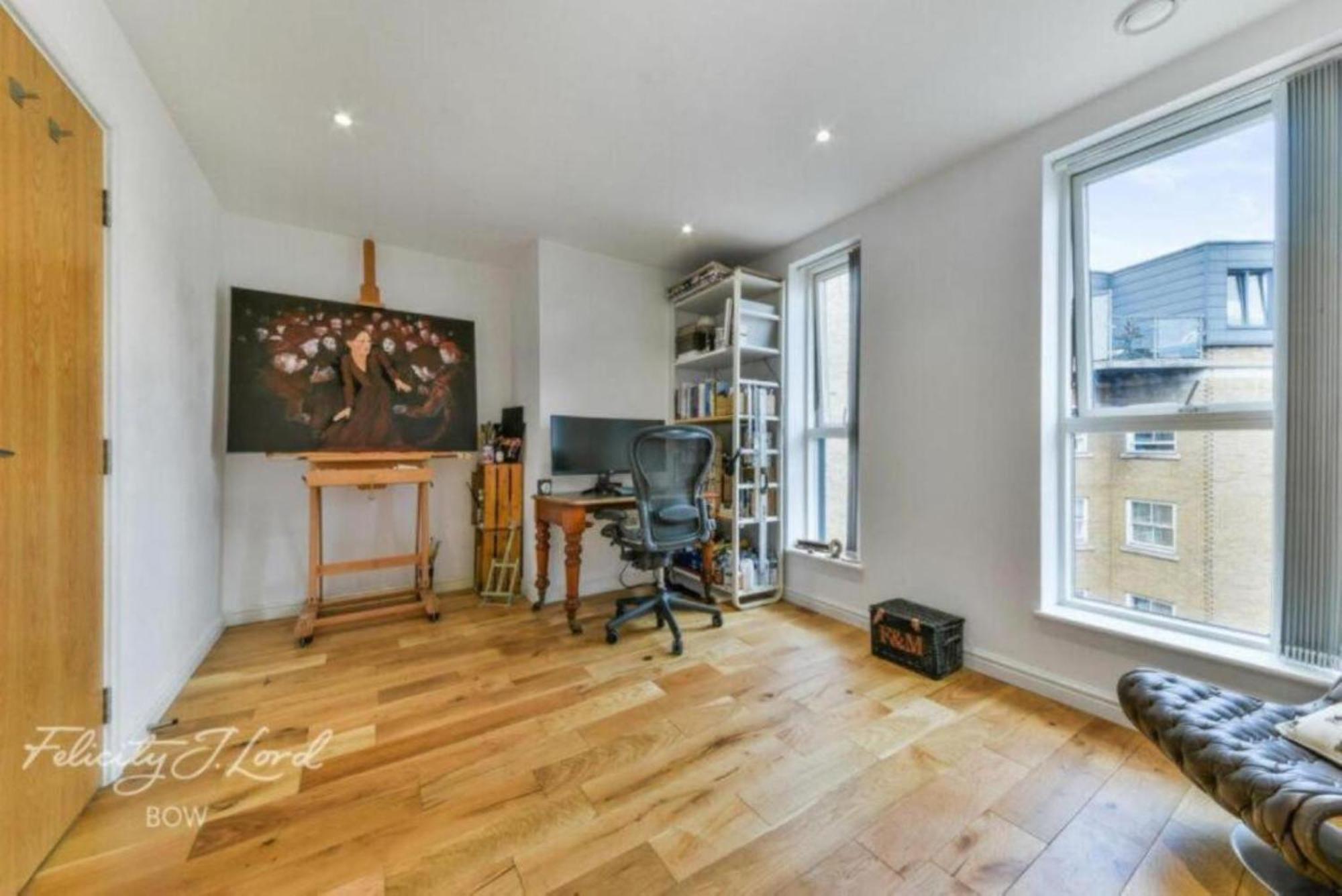 Apartment Spacious 2 Bedroom With Balcony London