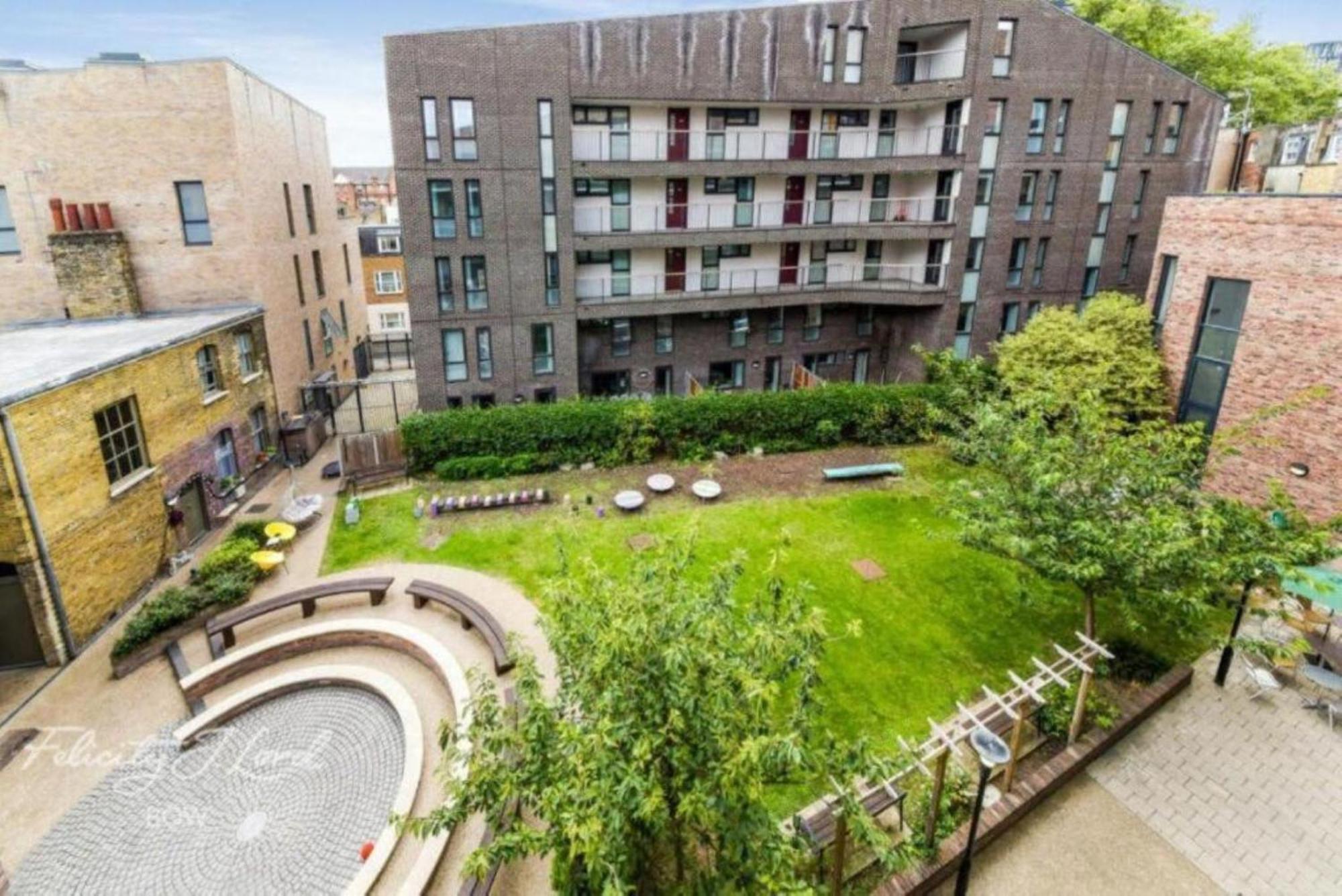 Spacious 2 Bedroom With Balcony * London