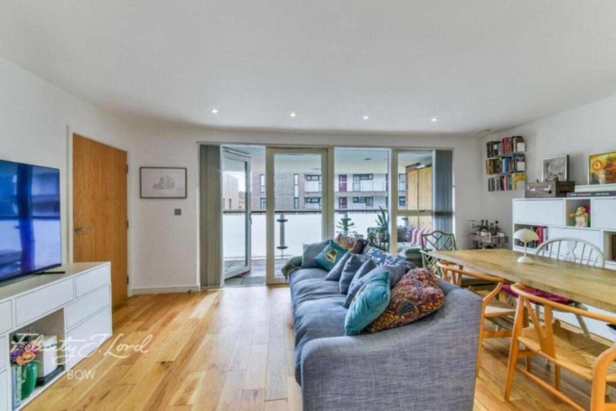 Spacious 2 Bedroom With Balcony * London