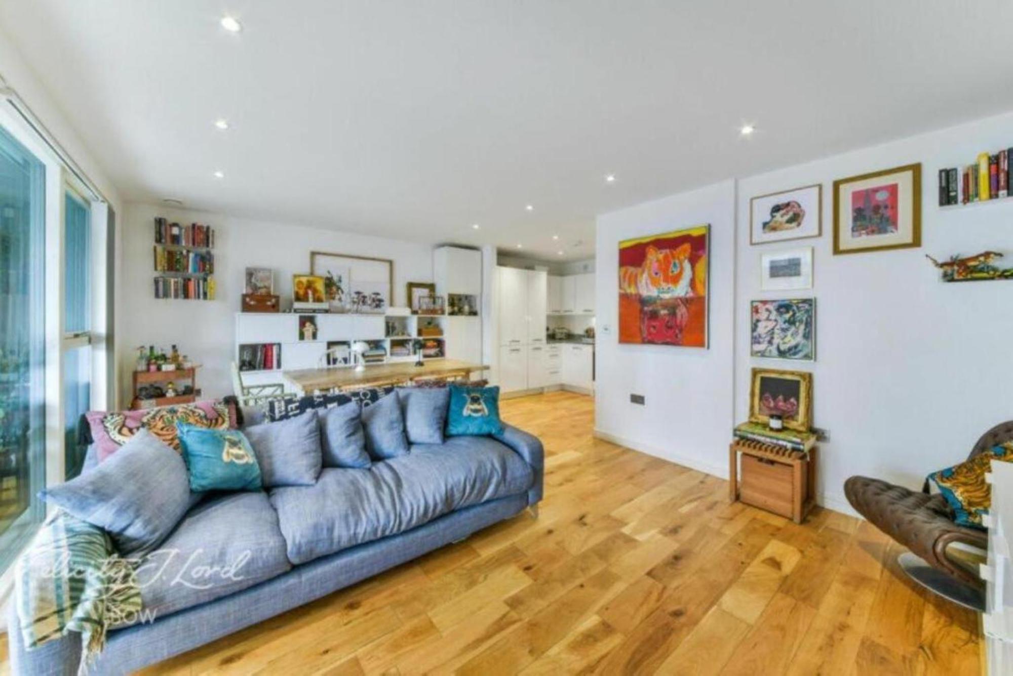 Spacious 2 Bedroom With Balcony