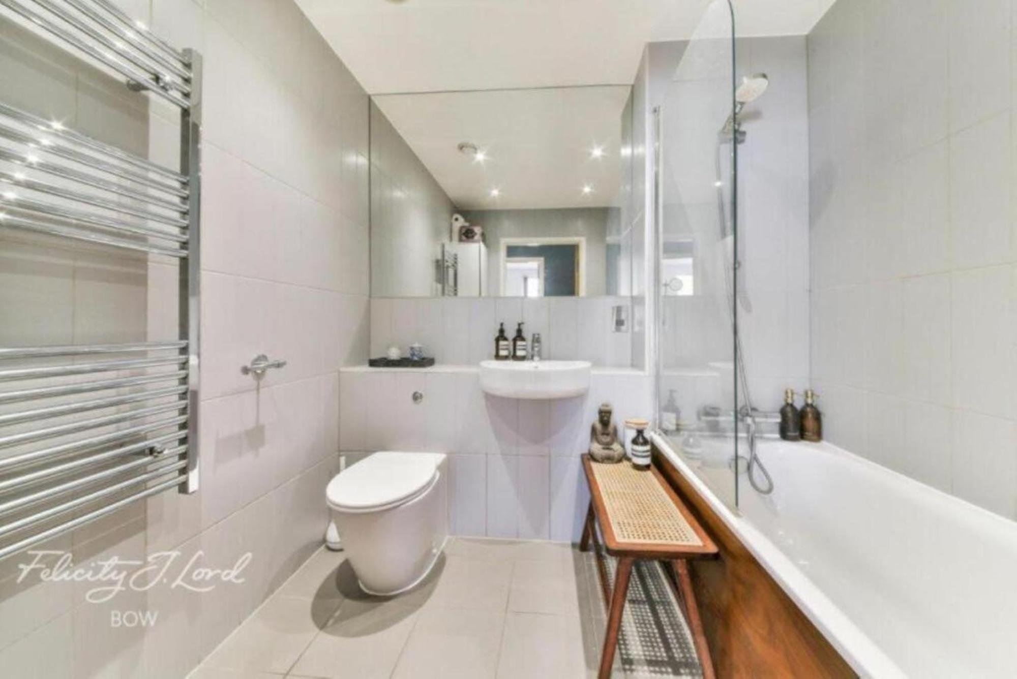 Spacious 2 Bedroom With Balcony Apartment London