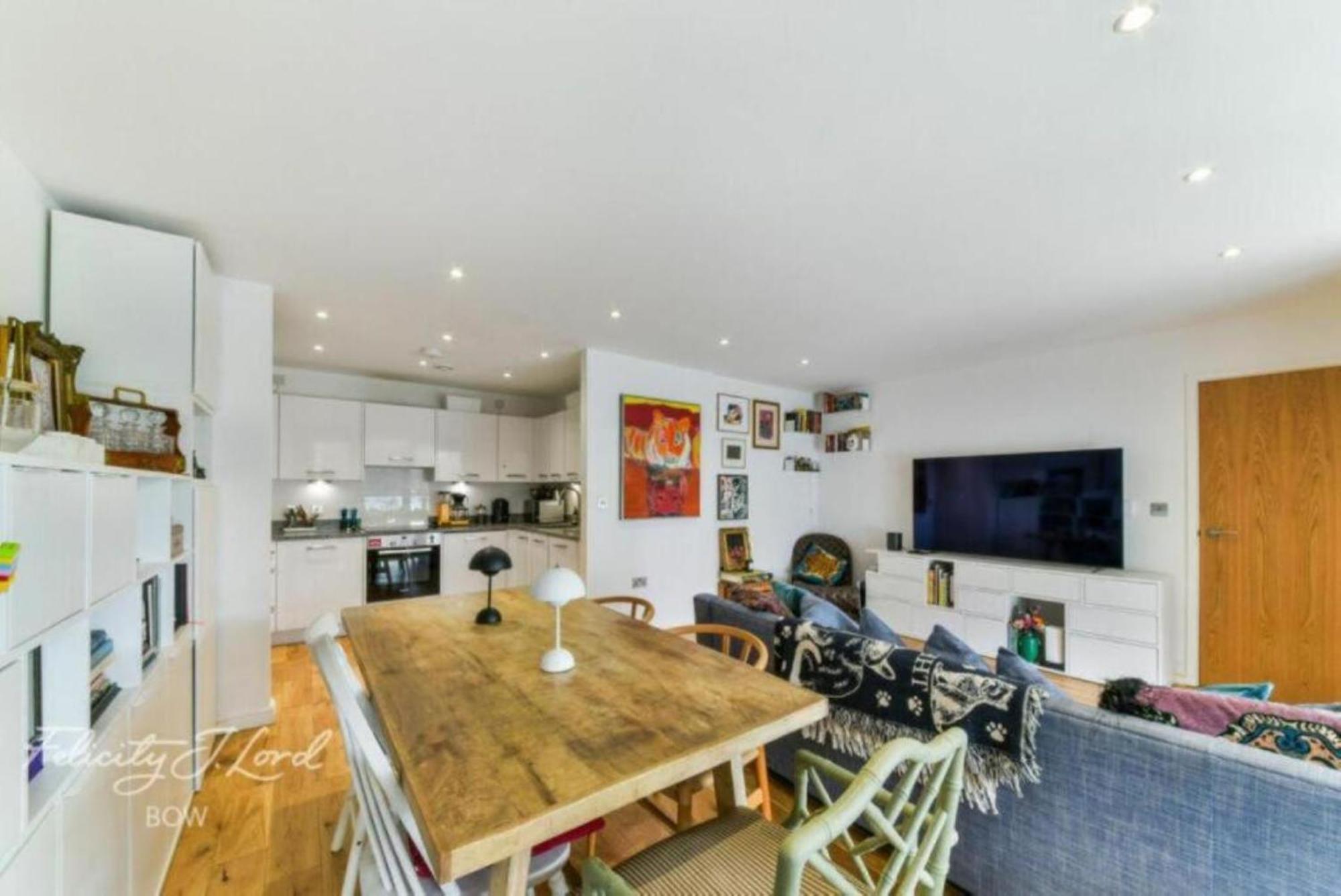 Spacious 2 Bedroom With Balcony *