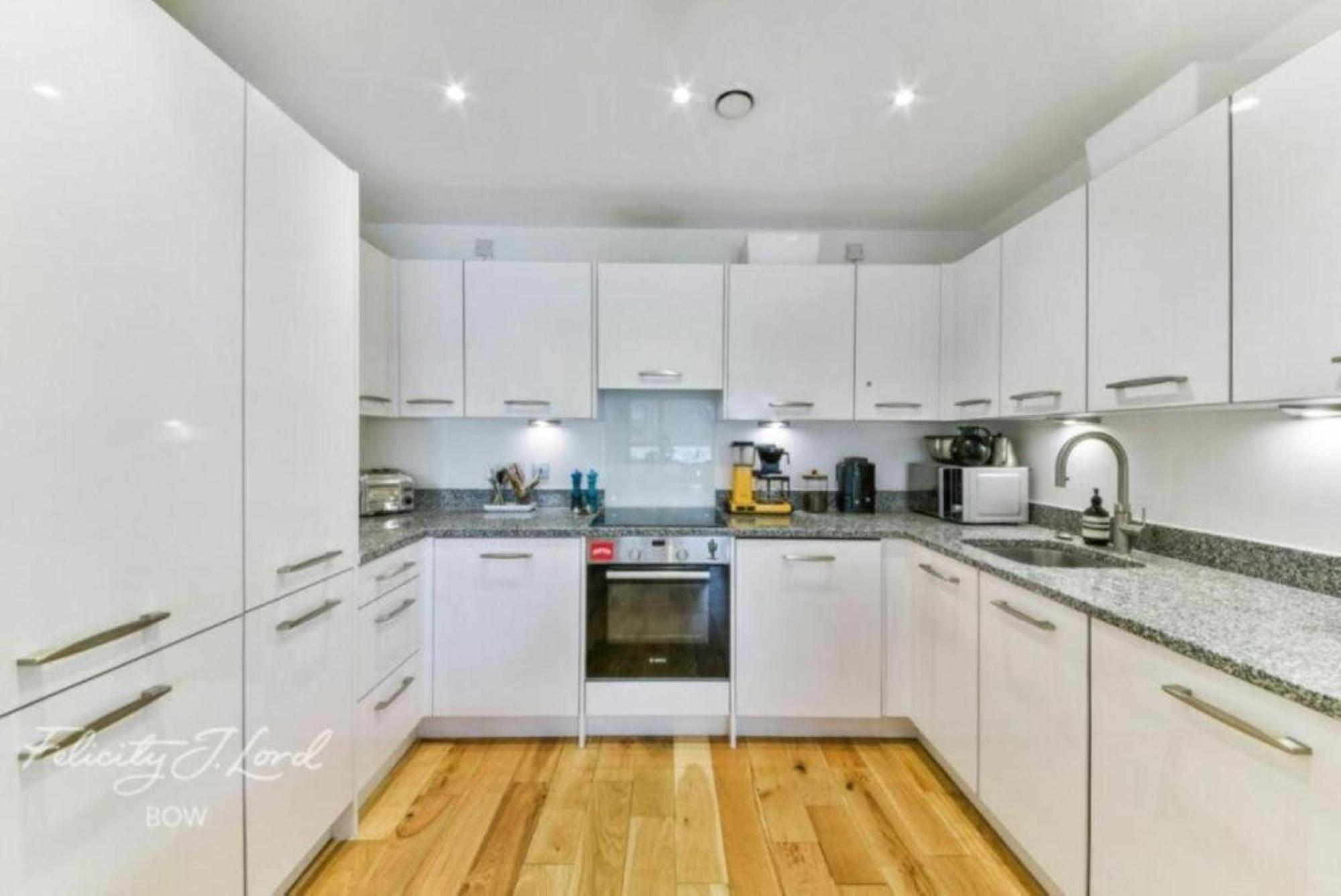 Apartment Spacious 2 Bedroom With Balcony *