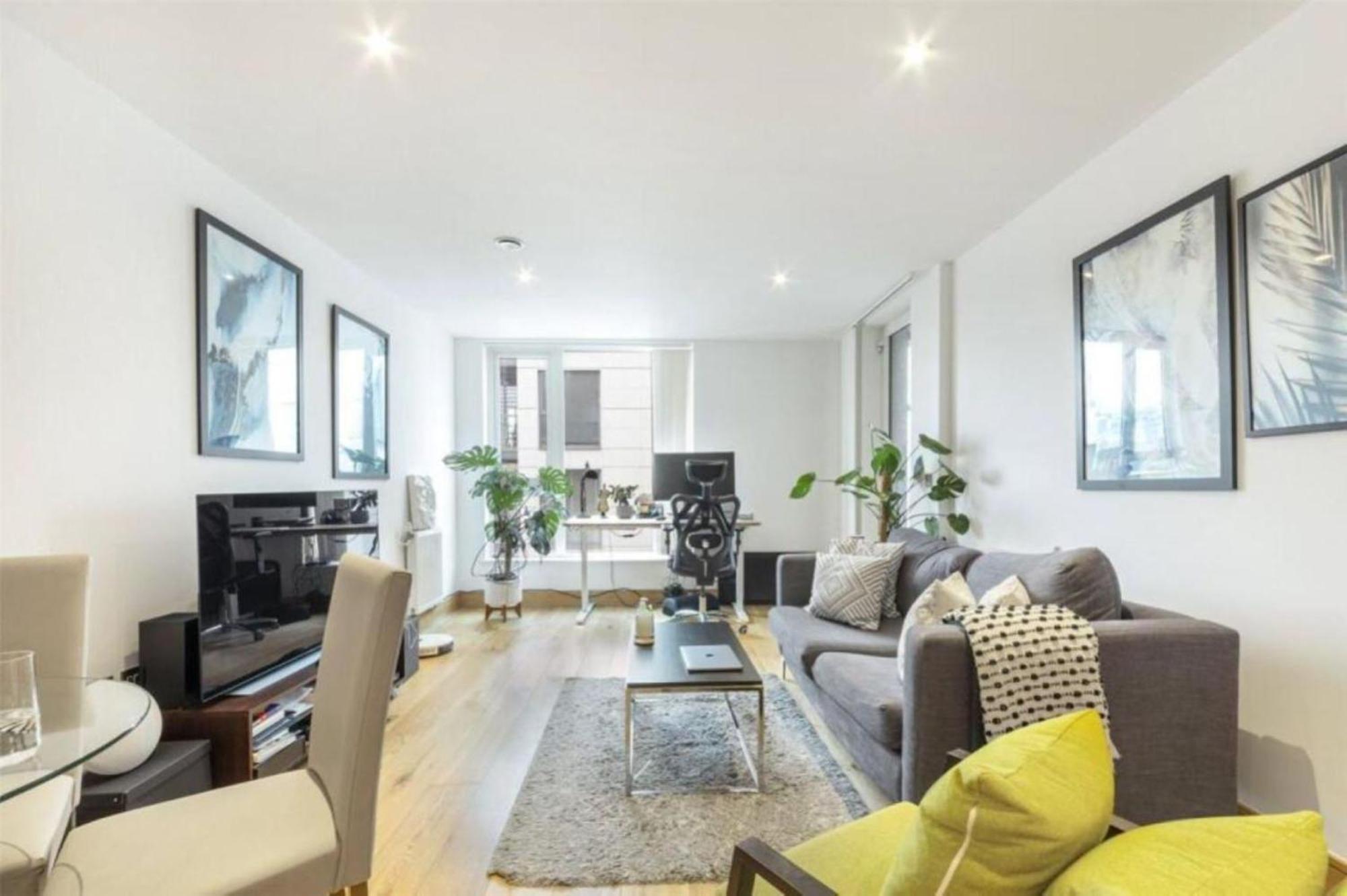 Beautiful Modern 2 Bedroom With Balcony Apartment *