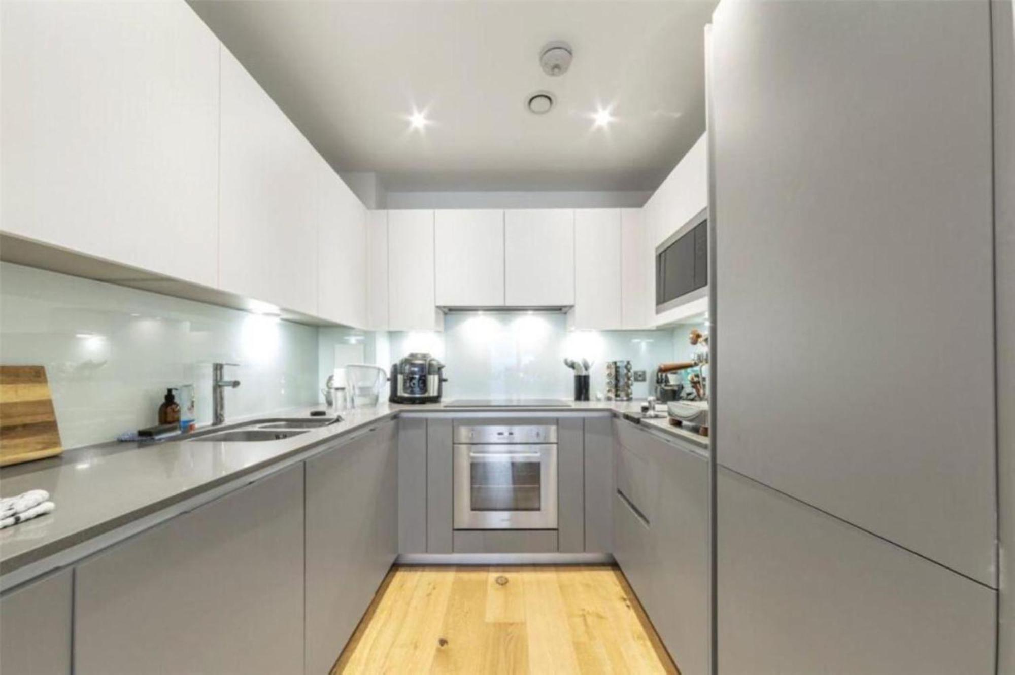 Apartment Beautiful Modern 2 Bedroom With Balcony