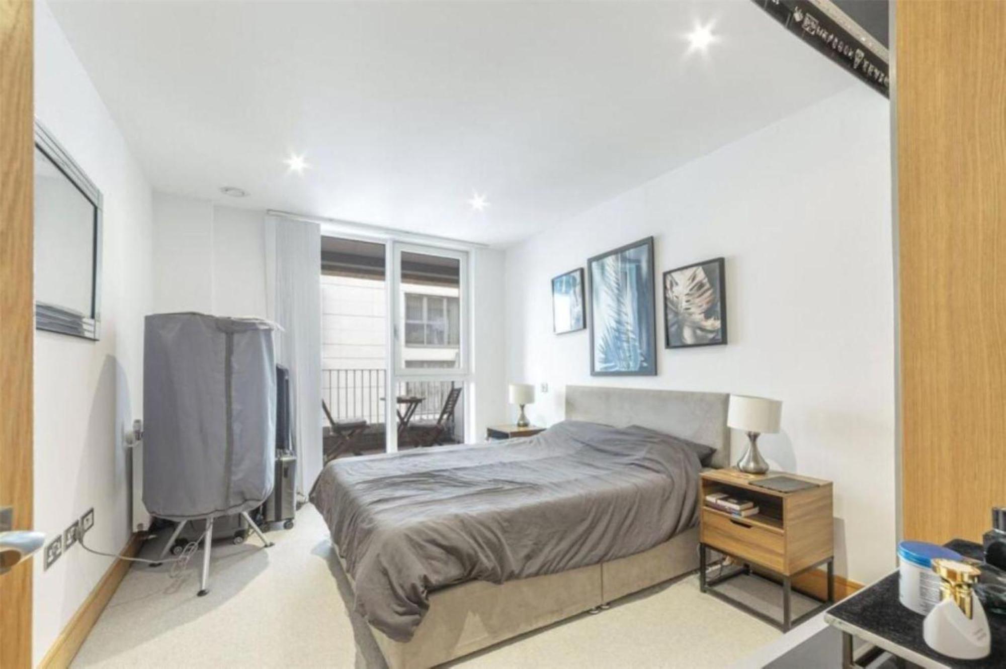 Beautiful Modern 2 Bedroom With Balcony London