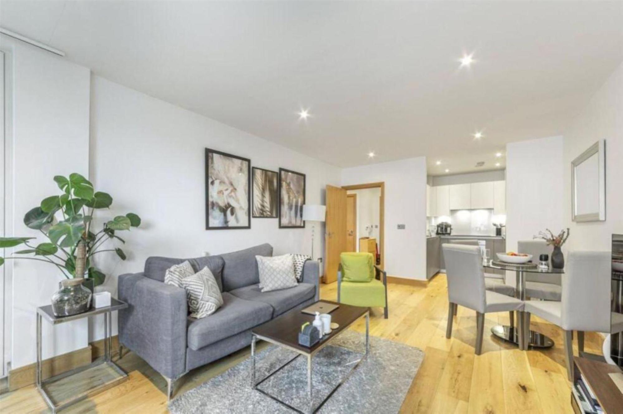Beautiful Modern 2 Bedroom With Balcony Apartment London