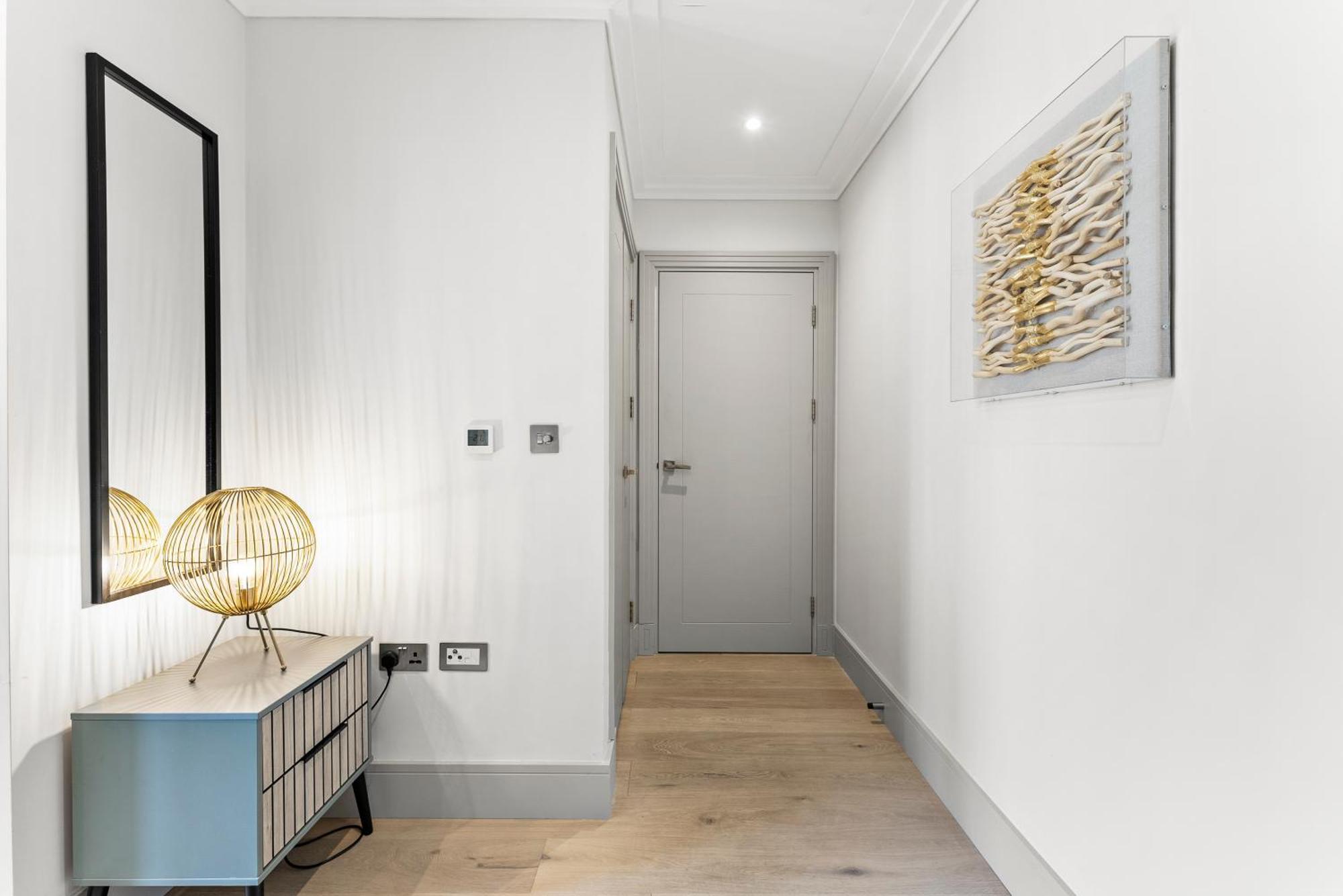 Stunning 2 Bed Flat In - Sleeps 8 -balcony * London