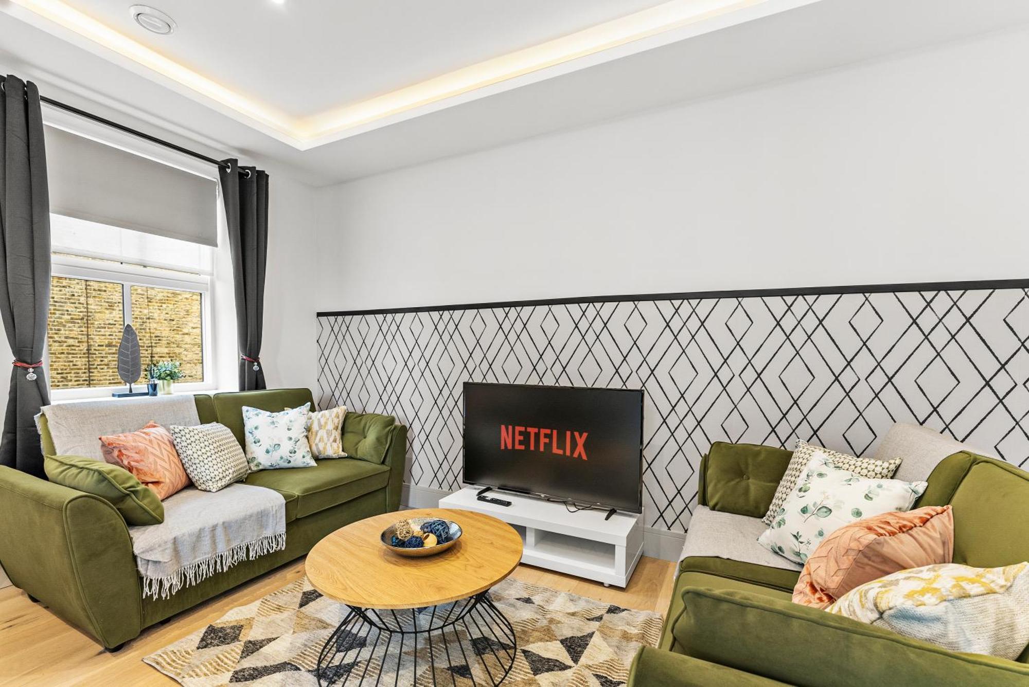 Stunning 2 Bed Flat In - Sleeps 8 -balcony Apartment