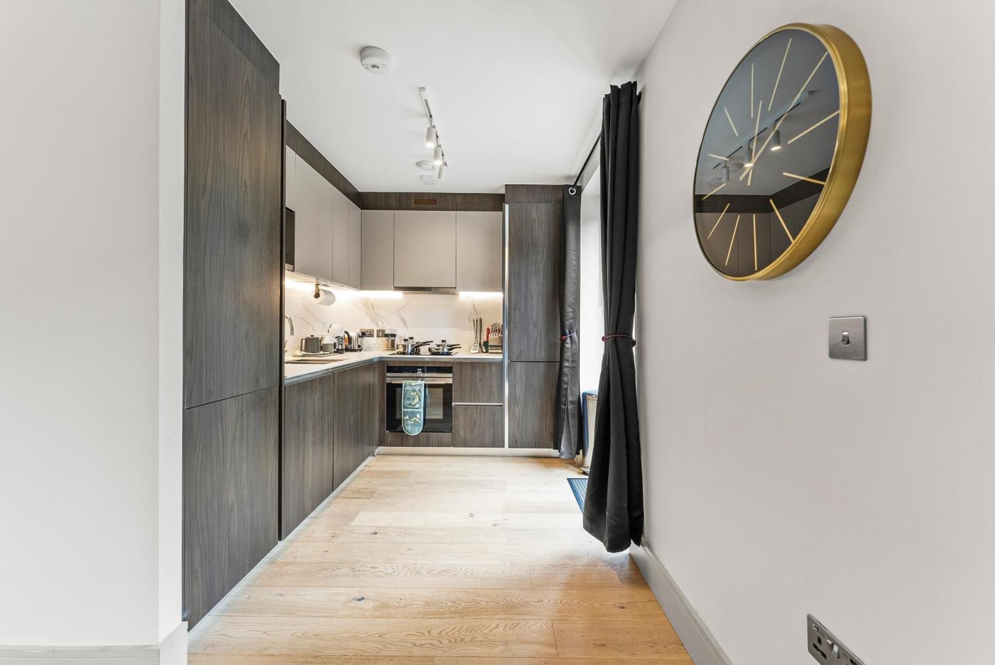 Stunning 2 Bed Flat In - Sleeps 8 -balcony Apartment