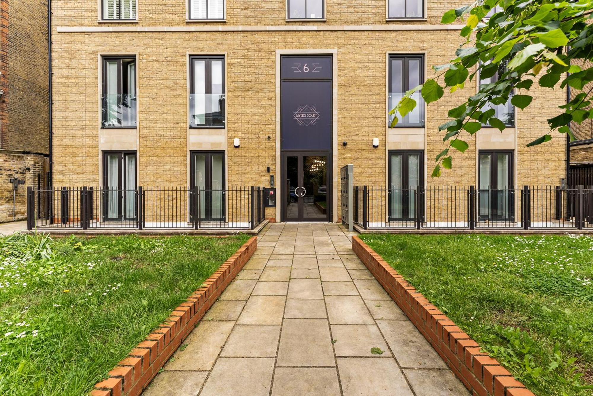 Stunning 2 Bed Flat In - Sleeps 8 -balcony Apartment *