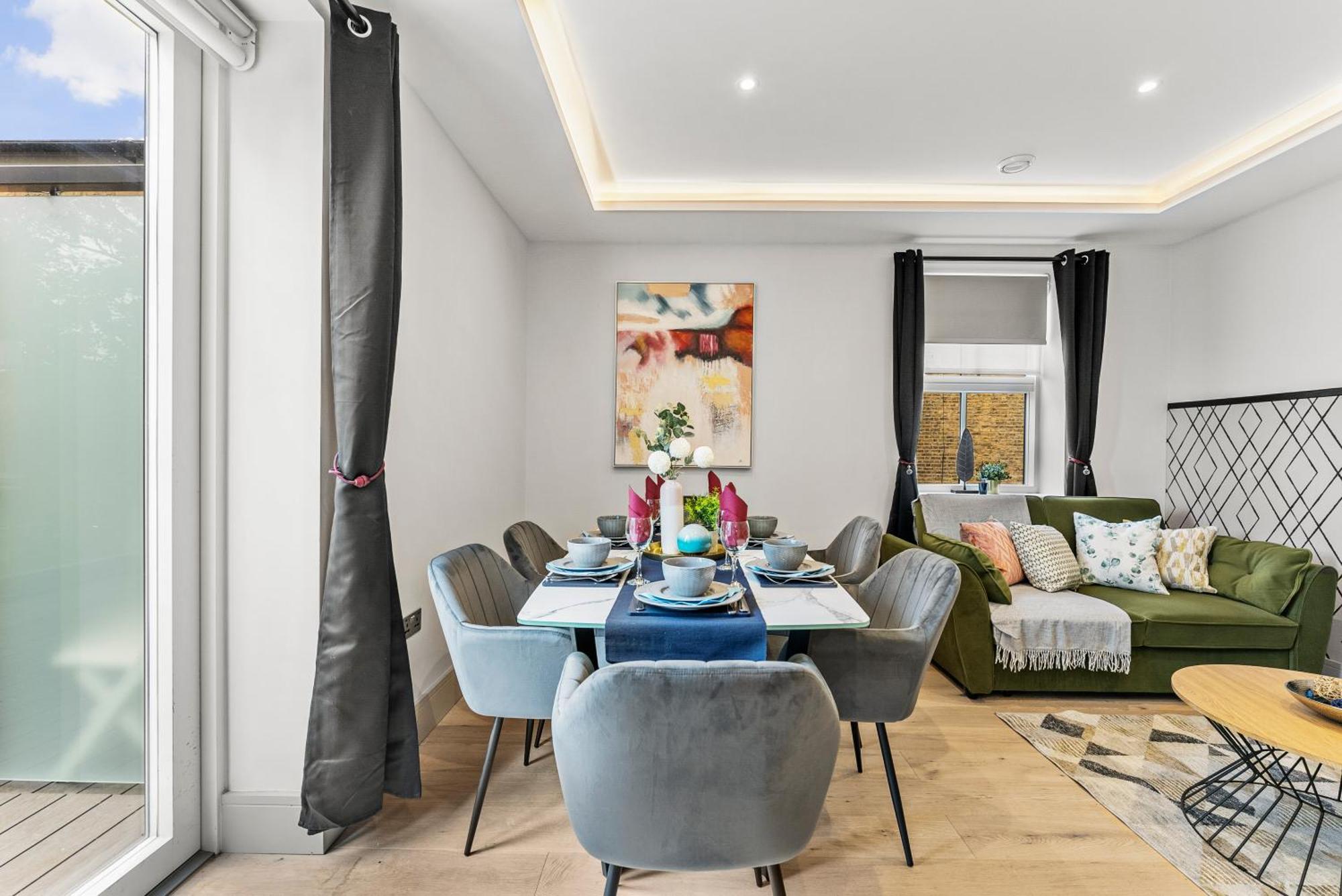 Stunning 2 Bed Flat In - Sleeps 8 -balcony London