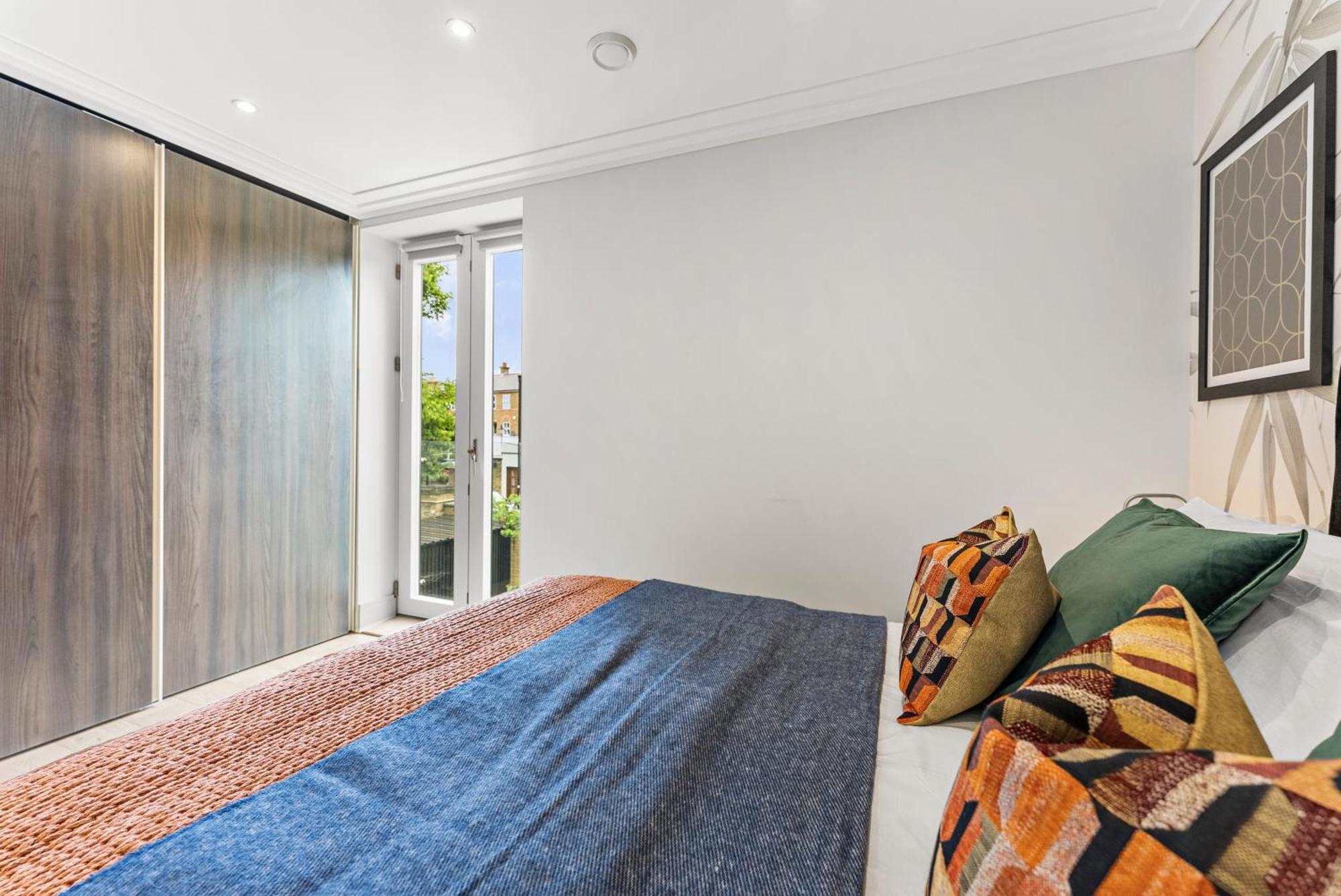 Apartment Stunning 2 Bed Flat In - Sleeps 8 -balcony London