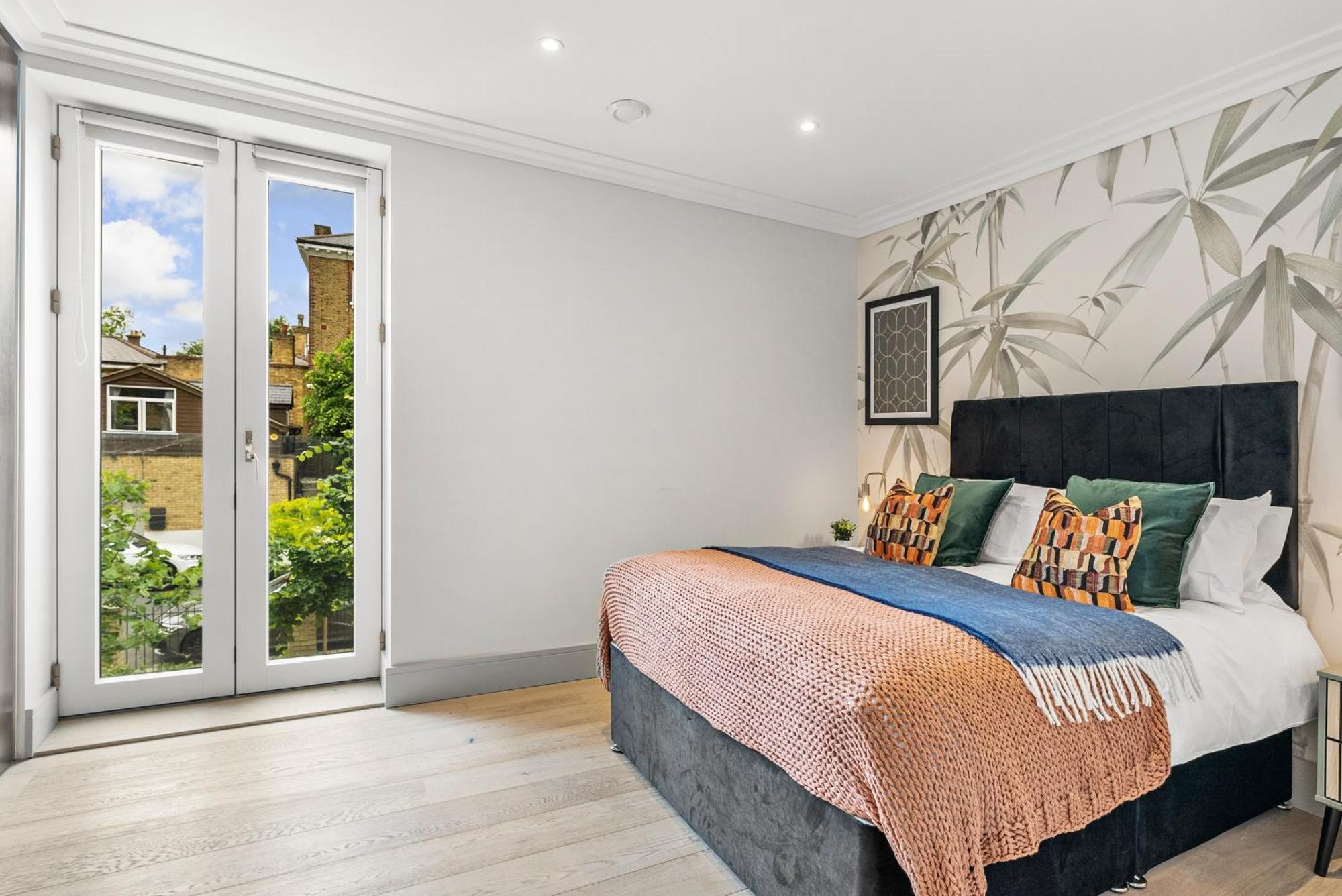 Stunning 2 Bed Flat In - Sleeps 8 -balcony * London
