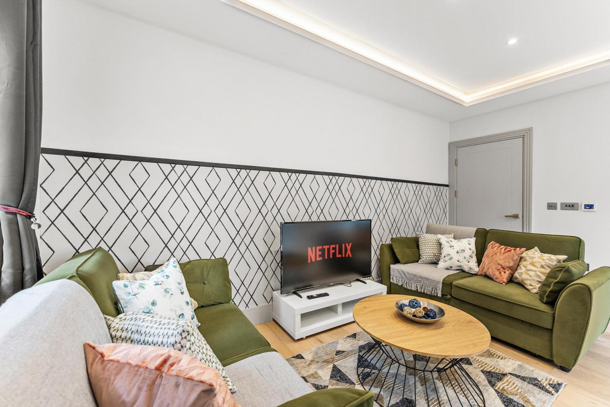 Stunning 2 Bed Flat In - Sleeps 8 -balcony Apartment London
